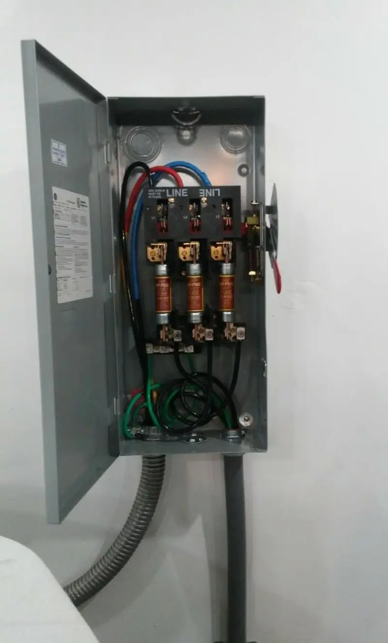 Three-phase disconnect switch installed for Smoke Detector Installation in Fort Bliss